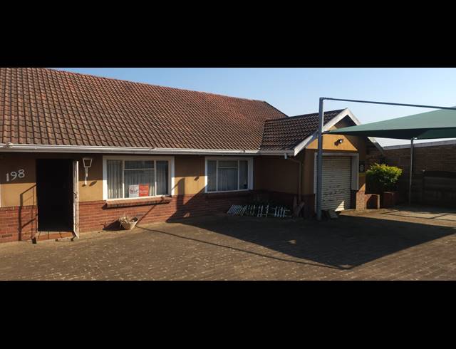 3 BEDROOM HOUSE FOR SALE IN BISLEY